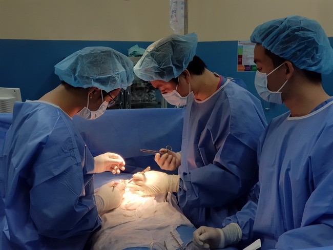 Ê kíp các bác sĩ phẫu thuật một ca bệnh tại BV Bình Dân TPHCM