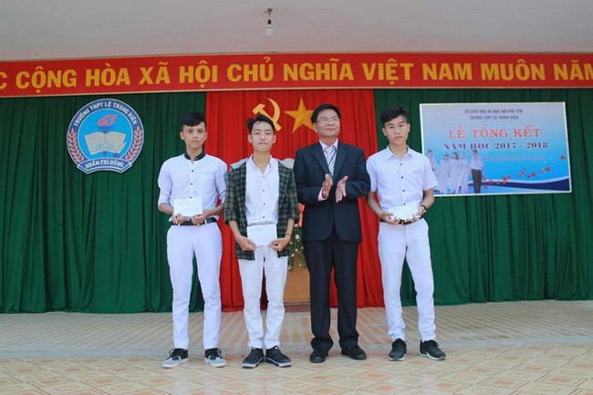 Đại diện Lãnh đạo Trường THPT Lê Trung Kiên –Phú Yên trao học bổng cho các học sinh vượt khó học giỏi tại lễ tổng kết năm học 2017-2018