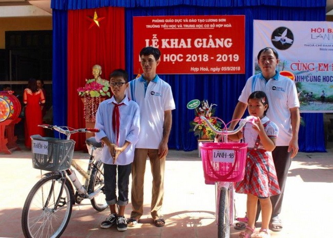 Các thành viên Hội Bảo tồn lan rừng Việt Nam tặng xe đạp cho các em học sinh nghèo vượt khó Trường Tiểu học và THCS Hợp Hòa, huyện Lương Sơn, Hòa Bình.