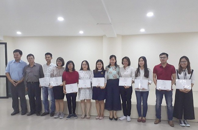 Các sinh viên được trao chứng chỉ sau khi hoàn thành khóa học tại Khu công nghệ phần mềm, ĐH Quốc gia TPHCM. 