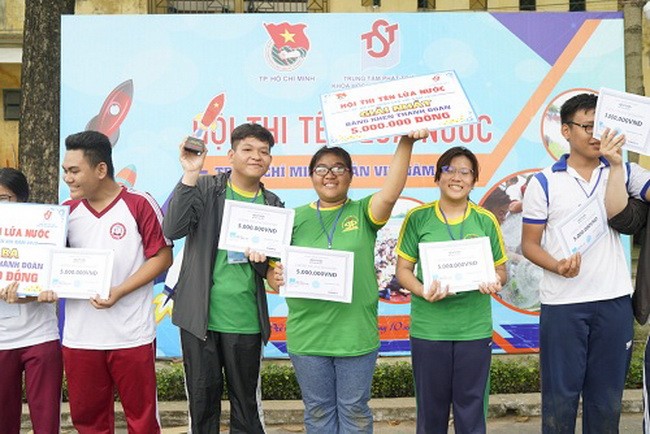 Ban tổ chức đã trao giải Nhất cuộc thi cho nhóm học sinh đến từ trường THPT Phan Đăng Lưu,TPHCM.