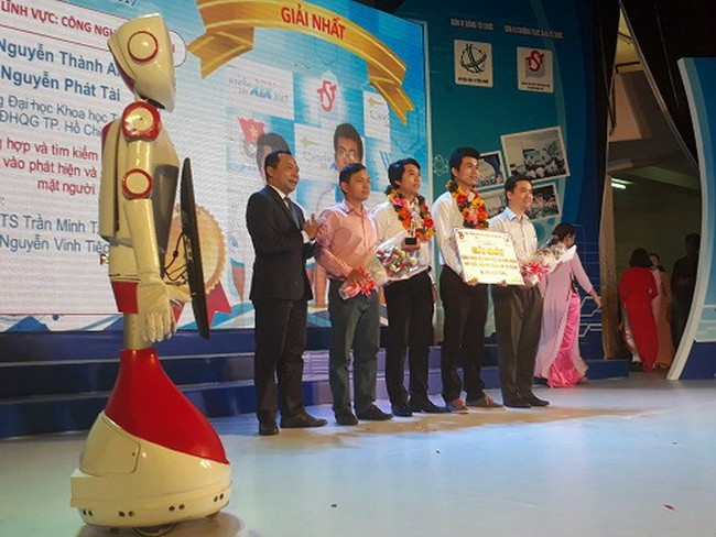 Tại lễ trao giải cuộc thi Euréka năm 2017 có sự xuất hiện của chú robot - sản phẩm NCKH của sinh viên. 