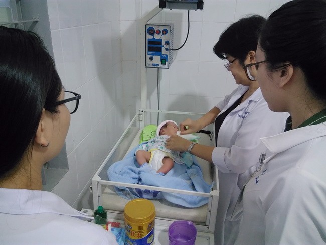 ThS.BS Tôn Nữ Minh Quang, chuyên khoa Phụ sản, trường ĐH Y Dược Huế  đến thăm bé gái bị bỏ rơi đang điều trị và chăm sóc tại Trung tâm Y tế H.Tân Biên - Tây Ninh.