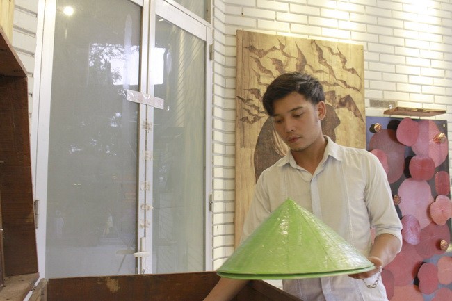 Nguyễn Thanh Thảo cùng với chiếc nón lá sen do mình sáng tạo, sản phẩm vừa đạt giải A cuộc thi Khởi nghiệp đổi mới sáng tạo tỉnh Thừa Thiên Huế - năm 2018.