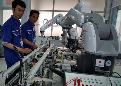 Các học viên đang thực hành trải nghiệm trên Robot công nghiệp tại Trung tâm Đào tạo  thuộc SHTP