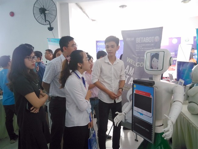 Chú Robot của sinh viên trường ĐH Sư phạm Kỹ thuật TPHCM luôn thu hút rất đông khách tham quan,  sản phẩm công nghệ AI có tên MIABOT. 