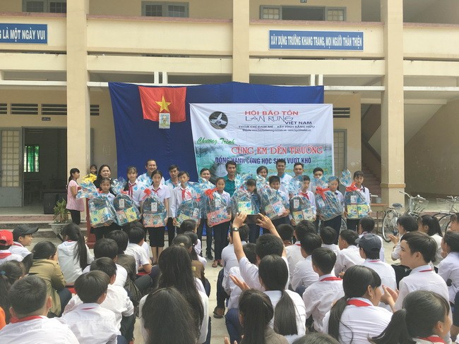 Quang cảnh buổi lễ trao tặng xe đạp và học bổng cho các em HS vùng khó biên giới Tây Ninh.