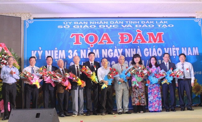 Lãnh đạo tỉnh Đắk Lắk tặng hoa tri ân lãnh đạo Sở GDĐT qua các thời kỳ.