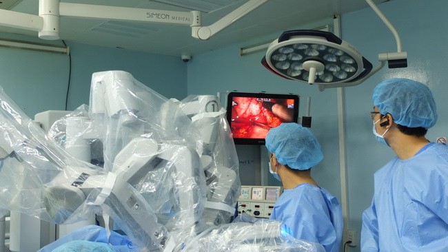 Ca phẫu thuật Robot điều trị sỏi ống mật chủ trên thai phụ đầu tiên tại BV Bình Dân TPHCM.