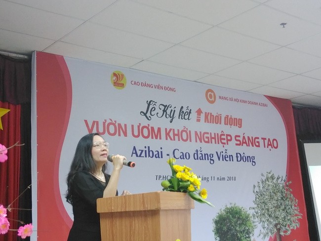 ThS Nguyễn Hồng Trang – Phó Hiệu trưởng Trường CĐ Viễn Đông phát biểu tại buổi lễ.