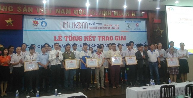 Ban tổ chức vinh danh và trao các giải thưởng sáng tạo cho thanh thiếu nhi TPHCM.