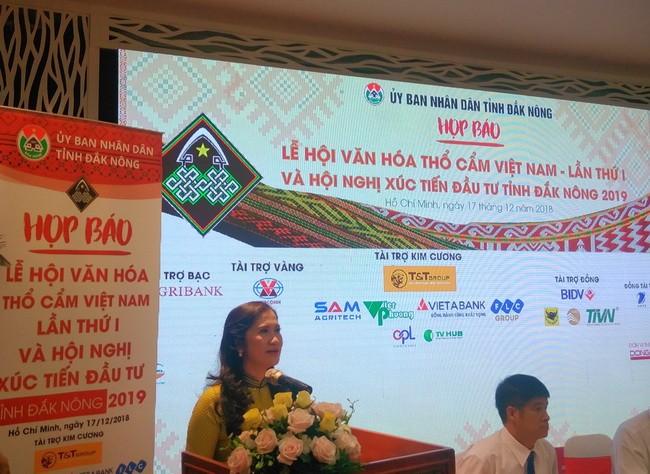 Bà Tôn Thị Ngọc Hạnh-Phó Chủ tịch UBND tỉnh Đắk Nông thông tin về chương trình lễ hội tại buổi họp báo.