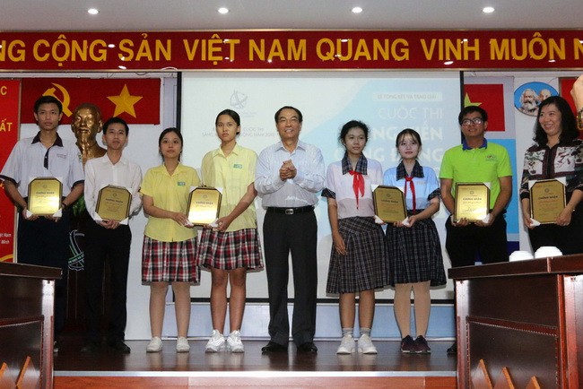 Ông Bùi Văn Quyền, Phó Chủ tịch thường trực kiêm Tổng Thư kí Hội Sáng chế Việt Nam, trao giải Nhì cho các tác giả.