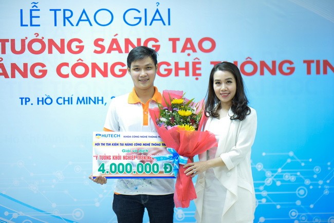  Bà Nguyễn Thu Sang – Giám đốc Truyền thông Mạng xã hội kinh doanh azibai trao giải thưởng ý tưởng cho em Võ Phạm Thành Luân với dự án “Smart Edu”, (giáo dục thông minh)