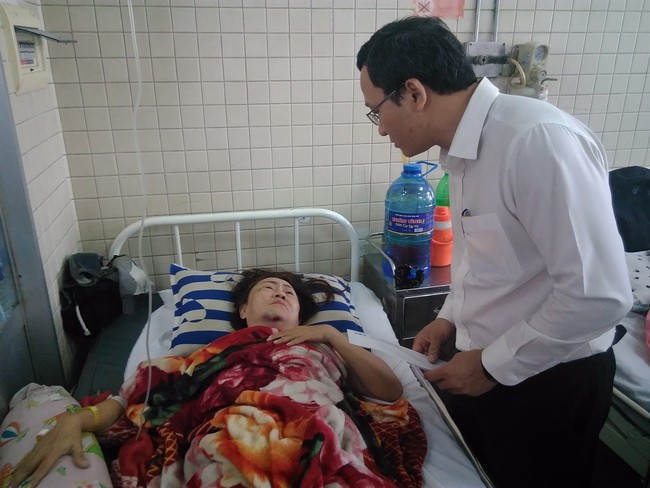 Ông Khuất Việt Hùng Phó Chủ tịch UB ATGT quốc gia đến thăm hỏi động viên nạn nhân trong vụ tai nạn ở Long An đang điều trị tại Bệnh viện Chợ Rẫy.