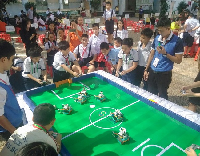 Các thí sinh rất hào hứng với phần thi robot bóng đá.