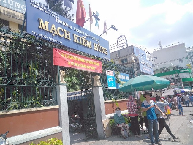 Trường THCS Mạch Kiếm Hùng nằm sát khuôn viên chùa Bà Chợ Lớn.