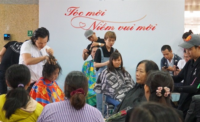 Các nữ bệnh nhân được cắt tóc nghệ thuật.