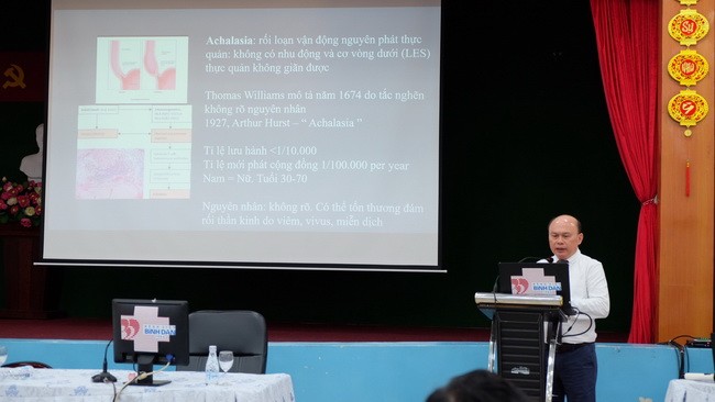 TS-BS Nguyễn Ngọc Tuấn, Trưởng khoa Nội soi tiêu hóa BV Bình Dân báo cáo tại hội thảo.