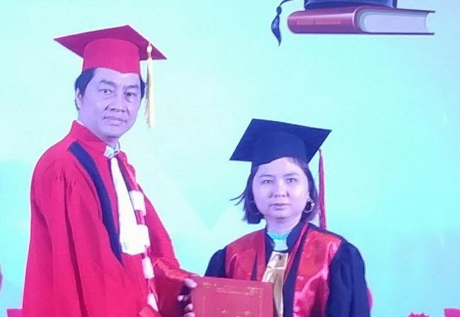 PGS.TS Trần Diệp Tuấn- Hiệu trưởng Trường ĐH Y Dược TPHCM trao bằng tốt nghiệp cho học viên cao học