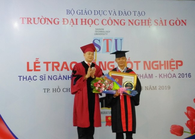 TS Trương Quang Mùi- Chủ tịch HĐQT Nhà trường trao bằng khen và bằng tốt nghiệp cho học viên Nguyễn Văn Hải đã có thành tích xuất sắc trong học tập.