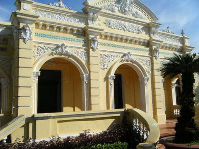 Bảo tàng tỉnh Kiên Giang nơi trưng bày hiện vật về lịch sử vùng đất và con người.