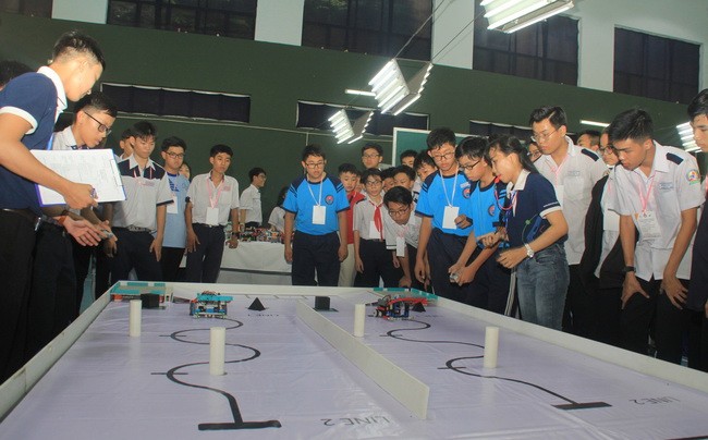 Các bạn học sinh tham gia cuộc thi tại nhà thi đấu trường THPT Nguyễn Tất Thành, Q.6, TP.HCM.