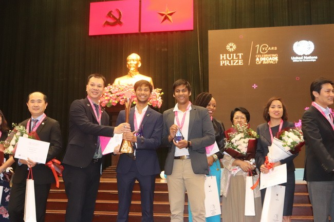 Ông Hồ Quang Hưng- Giám đốc Hult Prize khu vực Đông Nam Á trao cúp cho đội chiến thắng với dự án xã hội xuất sắc nhất - EMPLOYME đến từ trường đại học Hồng Kông. 