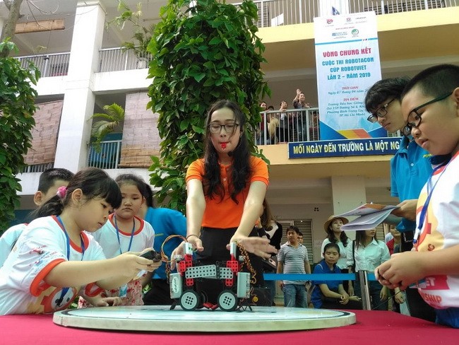 Bản đấu robot Sumo thu hút rất đông thí sinh trong đó có nhiều thí sinh nữ tham gia thi đấu.