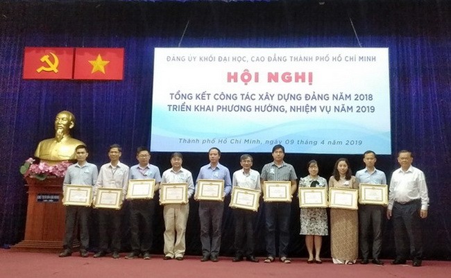 Đồng chí Nguyễn Đông Phong- Bí thư Đảng ủy Khối, trao bằng khen cho các đảng viên tiêu biểu 5 năm liền Hoàn thành xuất sắc nhiệm vụ.