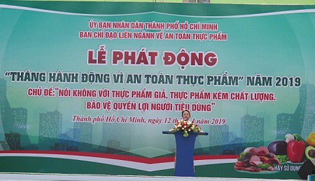 Bà Phạm Khánh Phong Lan-Trưởng ban Ban Quản lý An toàn thực phẩm TP.HCM phát biểu tại Lễ phát động.