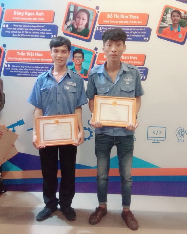 Thí sinh Hồ Xuân Hậu (bên phải) đạt giải Nhất và Phạm Văn Phúc đạt giải Nhì) đều học ngành điện tử công nghiệp,trường CĐ kỹ thuật Cao Thắng TP.HCM.