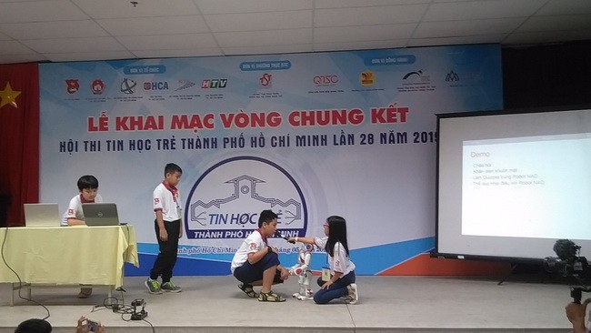 Nhóm thí sinh Trường Tiểu học Nam Sài Gòn thuyết trình bài dự thi "Lập trình Robot NAO hỗ trợ học tiếng Anh" đã gây được sự bất ngờ trước Hội đồng Ban giám khảo về ý tưởng sáng tạo của các em.
