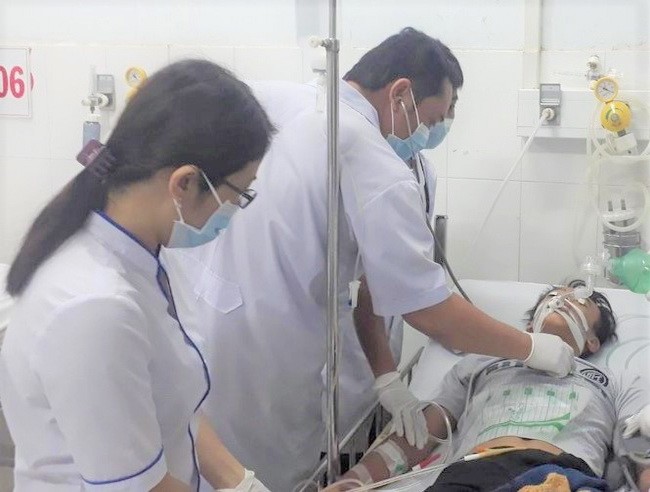 Cháu Nguyễn Văn Kh (sinh năm 2004, con anh B.) được chuyển thẳng lên khoa Hồi sức điều trị tích cực.