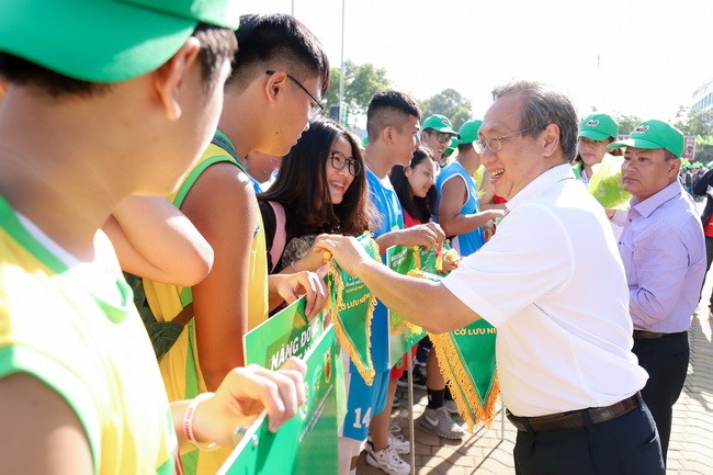 Ông Mai Bá Hùng, Phó giám đốc Sở Văn hóa & Thể thao TP.HCM, trao cờ cho các đội tham gia.