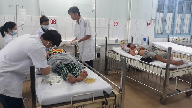 Sự việc một gia đình bị ngộ độc tại xã đảo Thổ Châu được đưa vào cấp cứu tại Trung tâm Y tế Huyện Phú Quốc ngày 12/5 vừa qua. (Ảnh: T.Nghĩa).