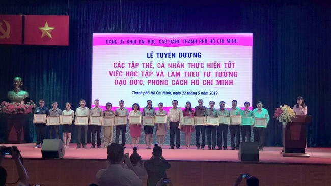Đồng chí Nguyễn Đông Phong- Bí thư Đảng ủy Khối ĐH-CĐ TPHCM trao bằng khen cho các đơn vị tiêu biểu trong việc học tập làm theo tư tưởng, đạo đức, phong cách Hồ Chí Minh ( giai đoạn 2018-2019).