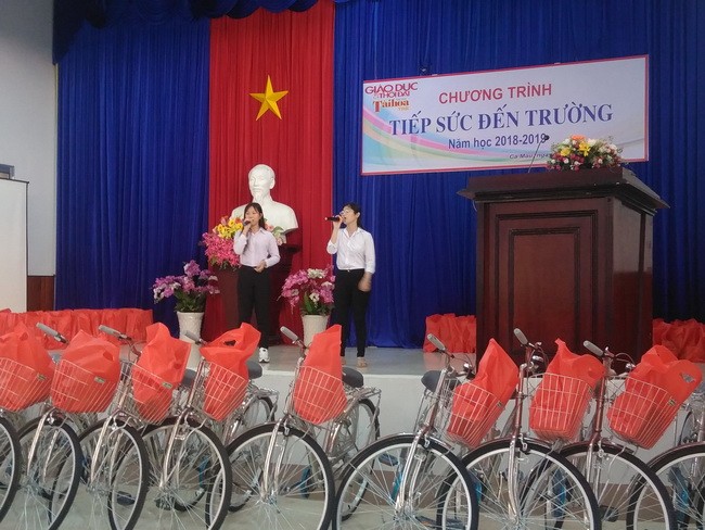 Tiết mục văn nghệ chào mừng chương trình do học sinh huyện Ngọc Hiển, Cà Mau thực hiện.