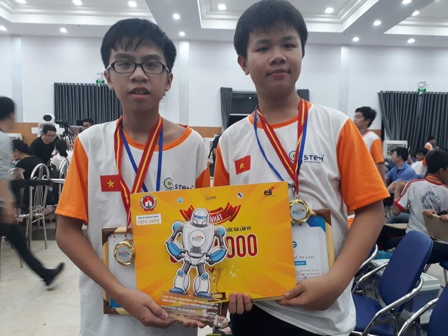 Hai học sinh Cao Phi và Bùi Nguyễn Ngọc Lâm (phải) giành giải nhất bảng robot bóng chuyền tại cuộc thi.