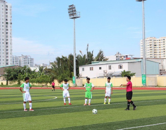 Quang cảnh trận đấu mở màn giữa đội tuyển An Giang và TPHCM. Kết thúc trận đấu hai đội hòa nhau với tỉ số 4-4.