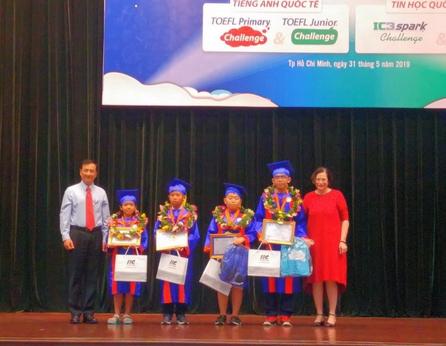  Ông Lê Hoài Nam, Phó Giám đốc Sở GD&ĐT TP. HCM và đại diện Ban tổ chức cuộc thi trao bằng khen và Huy chương Vàng cho các em học sinh xuất sắc nhất cuộc thi Tiếng Anh và Tin học quốc tế năm 2019 tại TPHCM.