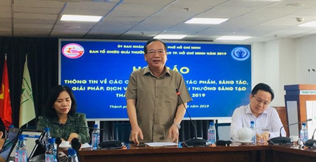 Ông Huỳnh Công Hùng, Phó trưởng Ban tổ chức giải thưởng (đứng) công bố thông tin về giải thưởng.( Ảnh: Phan Anh)