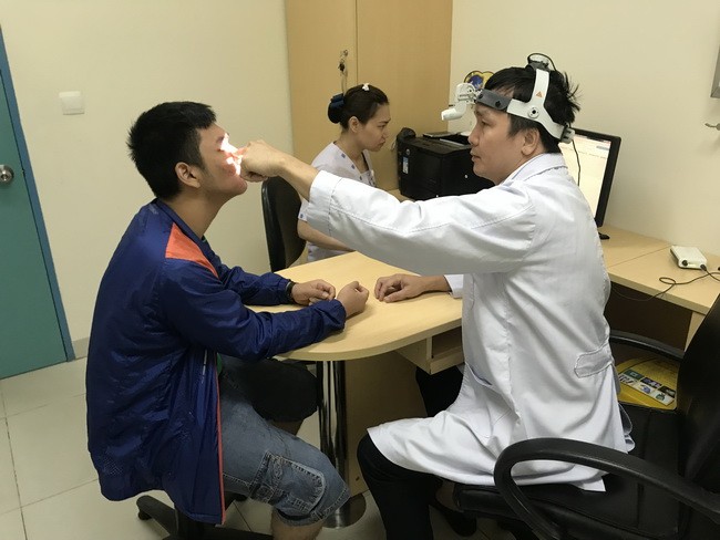 TS BS. Lý Xuân Quang đang thăm khám cho bệnh nhân. (Ảnh: BVCC)