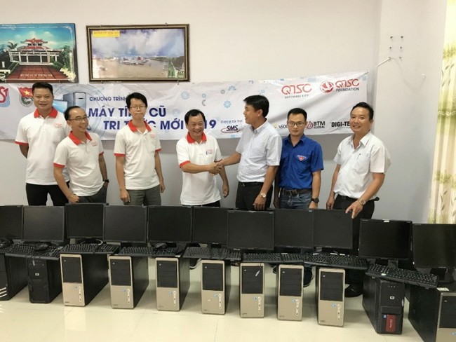 Ông Huỳnh Minh Đệ - Chủ tịch Công đoàn QTSC (áo trắng viền đỏ đang bắt tay) trao tặng cho ông Dương Văn Minh Trí – Chánh văn phòng huyện ủy huyện Mang Thít 15 bộ máy tính cũ (Ảnh: QTSC)