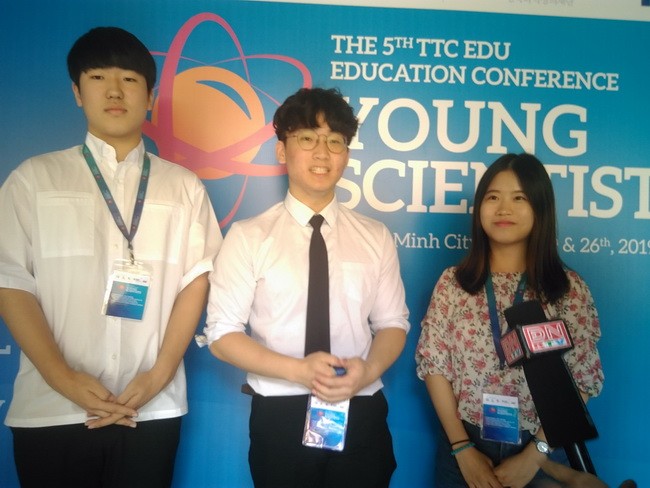 Nhóm học sinh Hàn Quốc đến giao lưu và chia sẻ đề tài NCKH tại hội thảo.