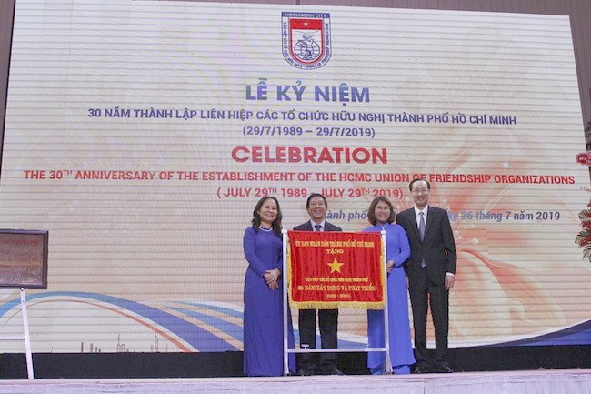  Phó Chủ tịch UBND TP.HCM Lê Thanh Liêm trao cờ thi đua cho đại diện lãnh đạo Liên hiệp các tổ chức Hữu nghi TP.HCM