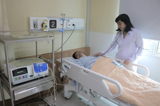 ThS BS. Huỳnh Ngọc Phương Thảo – Trưởng khoa Nội thận – Thận nhân tạo BV ĐHYD đang khám cho người bệnh (Ảnh. BVCC).