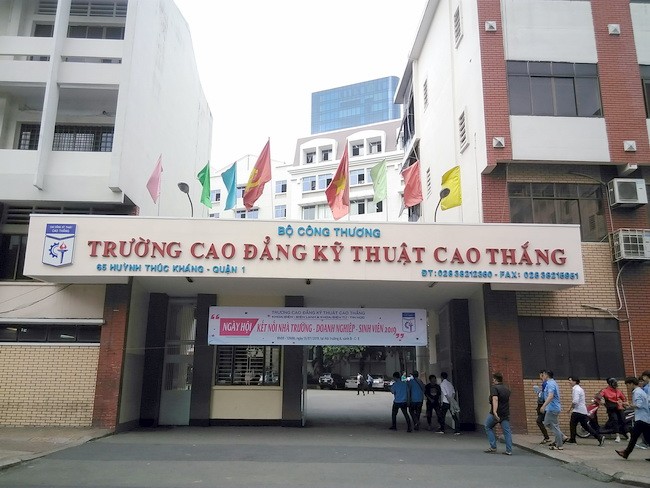 Cổng trường CĐ Kỹ thuật Cao Thắng.