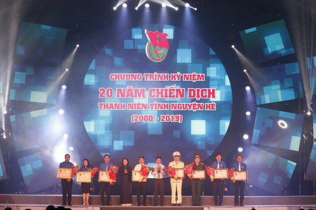 Trưởng Ban Tuyên giáo Trung ương Võ Văn Thưởng và Phó Chủ tịch nước Đặng Thị Ngọc Thịnh trao tặng Huân chương Lao động hạng Ba của Chủ tịch nước cho 8 tập thể.