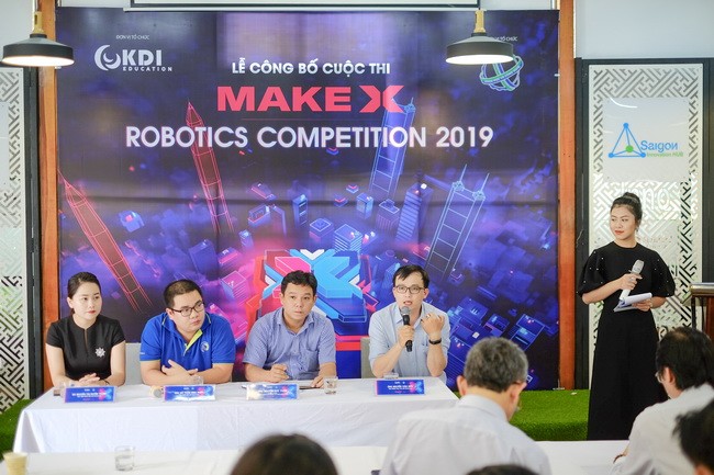 Đại diện Ban tổ chức chia sẻ thông tin về thể lệ cuộc thi MakeX Việt Nam 2019